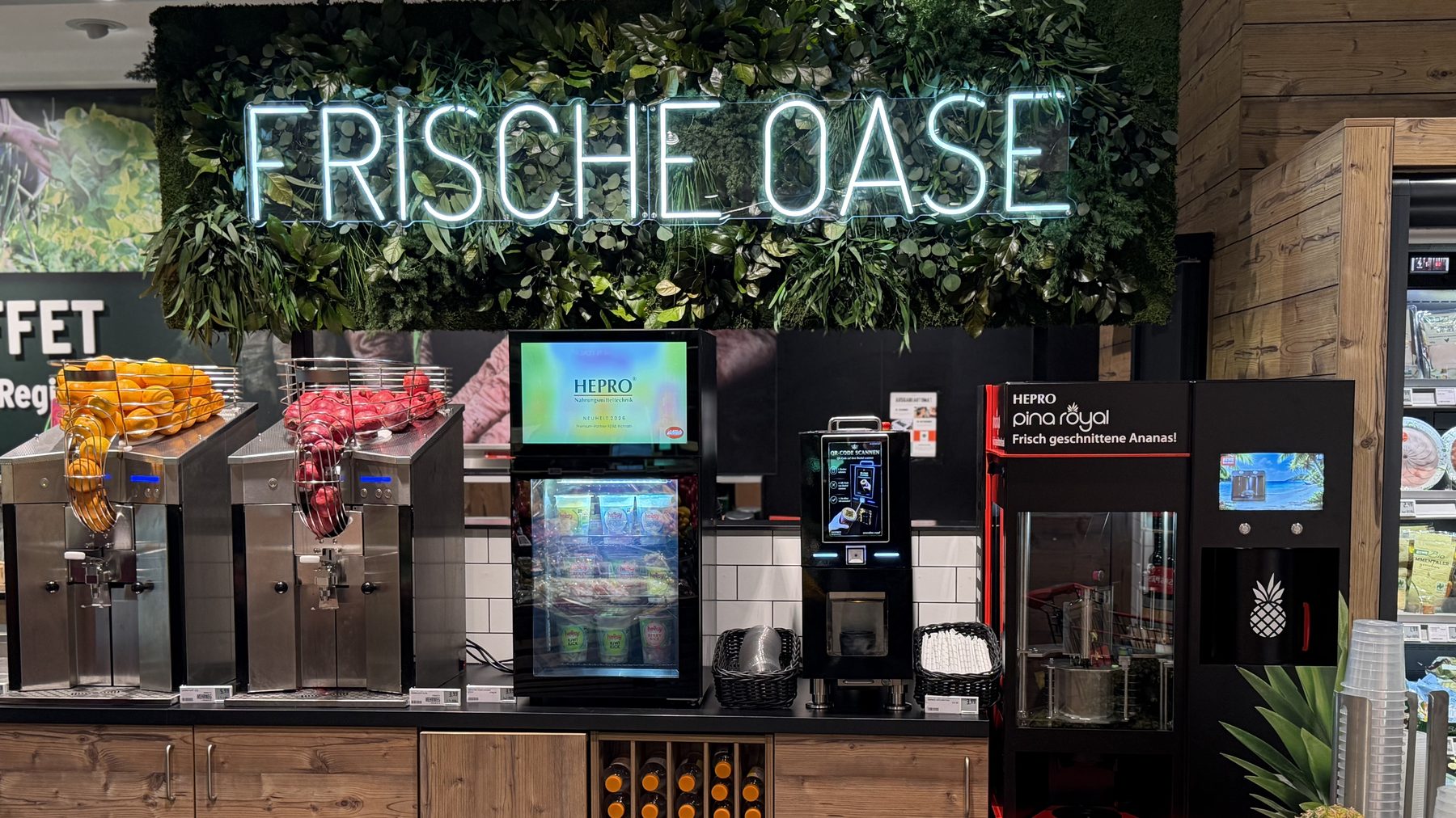 Frische Oase: HEPRO-Maschinen in einer gemeinsamen Theke im Lebensmitteleinzelhandel, darüber der Schriftzug „Frische Oase“